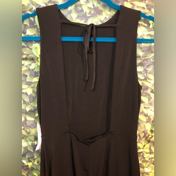 Elegant Black Sleeveless Dress - Picture 10 of 16